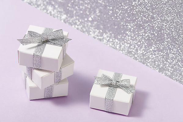 포토 JPG 스튜디오촬영 리본 실내 선물포장 선물 이벤트 사람없음 선물상자 반짝임 쌓기 여러개 축하 오브젝트 분홍색배경 국내포토 분홍색 다수 백그라운드 컨셉 포장 모션 내부 상자 파일형식