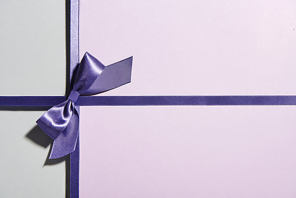 포토 JPG 스튜디오촬영 리본 실내 선물포장 선물 이벤트 근접촬영 사람없음 선물상자 하이앵글 한개 보라색 축하 오브젝트 플랫레이 국내포토 1 뷰포인트 컬러 컨셉 포장 내부 상자 플랫 파일형식