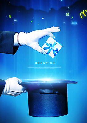 PSD 편집이미지 손 포장 선물 들기 신체부위 파란색 선물상자 쇼핑 마술사모자 설레임 카피스페이스 언박싱 이미지편집 모자_잡화 감정 컬러 모션 사람 상자 공백 파일형식