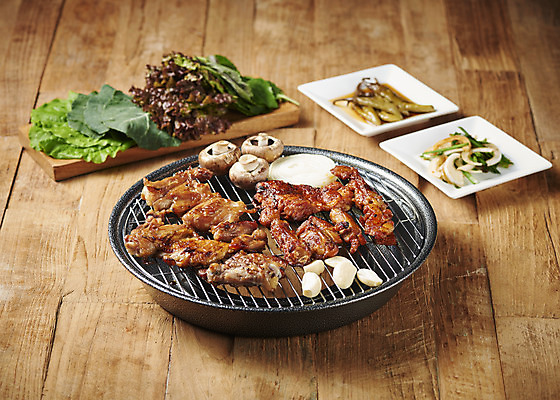 포토 JPG 스튜디오촬영 음식 채소 반찬 실내 마늘 사람없음 갈색 닭고기 버섯 안주 쌈채소 숯불닭갈비 나무배경 국내포토 컬러 백그라운드 육류 내부 닭갈비 파일형식