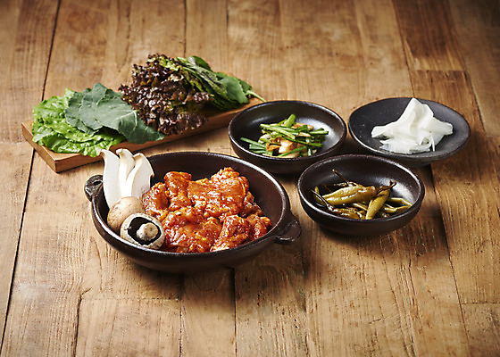 포토 JPG 스튜디오촬영 음식 채소 반찬 실내 사람없음 갈색 닭고기 버섯 양념 안주 쌈채소 양념구이 숯불닭갈비 나무배경 국내포토 컬러 백그라운드 육류 내부 구이 닭갈비 파일형식