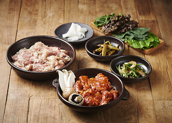 포토 JPG 스튜디오촬영 음식 채소 반찬 실내 사람없음 갈색 닭고기 안주 소금구이 쌈채소 양념구이 숯불닭갈비 나무배경 국내포토 컬러 백그라운드 육류 내부 구이 닭갈비 파일형식