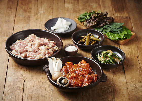 포토 JPG 스튜디오촬영 음식 채소 반찬 실내 사람없음 갈색 닭고기 안주 소금 소금구이 쌈채소 양념구이 숯불닭갈비 나무배경 국내포토 컬러 백그라운드 육류 내부 구이 닭갈비 파일형식