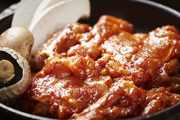 포토 JPG 스튜디오촬영 음식 실내 근접촬영 사람없음 닭고기 버섯 안주 양념구이 숯불닭갈비 국내포토 뷰포인트 육류 내부 구이 닭갈비 파일형식