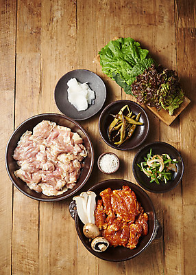 포토 JPG 스튜디오촬영 음식 채소 반찬 실내 사람없음 하이앵글 갈색 닭고기 안주 소금 소금구이 쌈채소 양념구이 플랫레이 숯불닭갈비 나무배경 국내포토 뷰포인트 컬러 백그라운드 육류 내부 플랫 구이 닭갈비 파일형식