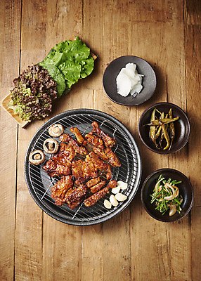 포토 JPG 스튜디오촬영 음식 실내 사람없음 하이앵글 갈색 닭고기 안주 쌈채소 플랫레이 숯불닭갈비 나무배경 국내포토 뷰포인트 컬러 백그라운드 채소 육류 내부 플랫 닭갈비 파일형식