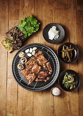 포토 JPG 스튜디오촬영 음식 채소 반찬 실내 사람없음 하이앵글 갈색 닭고기 버섯 안주 소금 소금구이 쌈채소 플랫레이 숯불닭갈비 나무배경 국내포토 뷰포인트 컬러 백그라운드 육류 내부 플랫 구이 닭갈비 파일형식