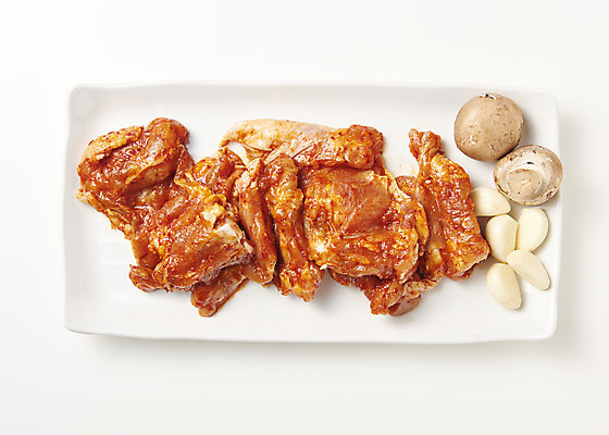포토 JPG 스튜디오촬영 그릇 음식 실내 마늘 사람없음 하이앵글 닭고기 버섯 안주 흰배경 양념구이 플랫레이 숯불닭갈비 국내포토 식기 뷰포인트 백그라운드 채소 육류 내부 흰색 플랫 구이 닭갈비 파일형식