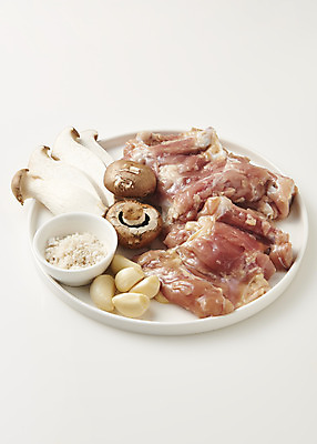 포토 JPG 스튜디오촬영 그릇 음식 실내 마늘 생고기 사람없음 닭고기 버섯 안주 흰배경 소금 소금구이 숯불닭갈비 국내포토 식기 백그라운드 채소 육류 내부 흰색 구이 닭갈비 파일형식