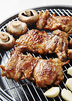 포토 JPG 스튜디오촬영 음식 실내 마늘 근접촬영 사람없음 닭고기 버섯 굽기 안주 흰배경 화로 소금구이 양념구이 화로구이 숯불닭갈비 국내포토 그릇 뷰포인트 백그라운드 채소 육류 내부 흰색 구이 닭갈비 파일형식