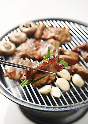 포토 JPG 스튜디오촬영 음식 젓가락 실내 마늘 사람없음 닭고기 버섯 굽기 안주 흰배경 부추 화로 소금구이 양념구이 화로구이 숯불닭갈비 국내포토 그릇 백그라운드 채소 수저 육류 내부 흰색 구이 닭갈비 파일형식