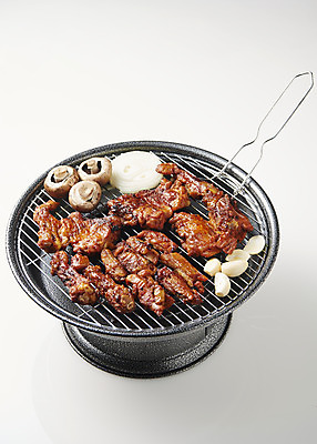 포토 JPG 스튜디오촬영 음식 양파 실내 마늘 사람없음 닭고기 버섯 굽기 안주 흰배경 화로 양념구이 화로구이 숯불닭갈비 국내포토 그릇 백그라운드 채소 육류 내부 흰색 구이 닭갈비 파일형식
