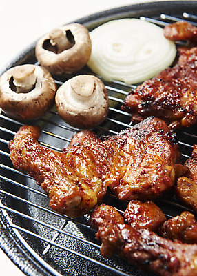 포토 JPG 스튜디오촬영 음식 양파 실내 근접촬영 사람없음 닭고기 버섯 굽기 안주 화로 양념구이 화로구이 숯불닭갈비 국내포토 그릇 뷰포인트 채소 육류 내부 구이 닭갈비 파일형식