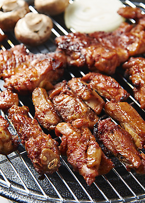 포토 JPG 스튜디오촬영 음식 양파 실내 근접촬영 사람없음 닭고기 버섯 굽기 안주 화로 양념구이 화로구이 숯불닭갈비 국내포토 그릇 뷰포인트 채소 육류 내부 구이 닭갈비 파일형식