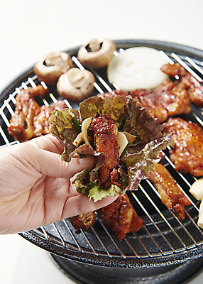 포토 JPG 스튜디오촬영 손 음식 양파 실내 마늘 들기 신체부위 닭고기 버섯 상추 굽기 안주 흰배경 화로 상추쌈 양념구이 화로구이 숯불닭갈비 국내포토 그릇 백그라운드 채소 모션 육류 사람 내부 흰색 구이 쌈 닭갈비 파일형식