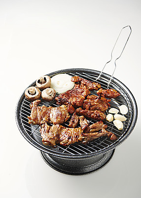 포토 JPG 스튜디오촬영 음식 양파 실내 마늘 사람없음 닭고기 버섯 굽기 안주 흰배경 화로 소금구이 양념구이 화로구이 숯불닭갈비 국내포토 그릇 백그라운드 채소 육류 내부 흰색 구이 닭갈비 파일형식