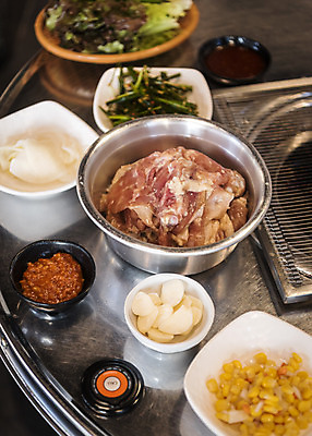 포토 JPG 음식 반찬 실내 마늘 생고기 사람없음 식당 닭고기 안주 쌈장 화로 소금구이 숯불구이 숯불닭갈비 국내포토 그릇 채소 육류 내부 상점 양념 구이 닭갈비 파일형식