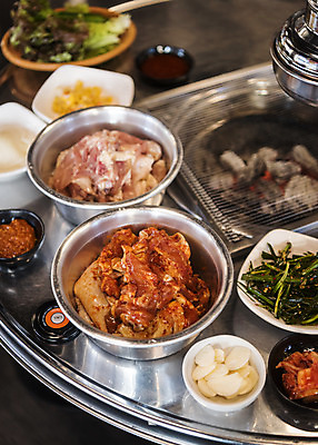 포토 JPG 음식 반찬 실내 마늘 생고기 사람없음 식당 닭고기 안주 쌈장 화로 소금구이 숯불구이 양념구이 숯불닭갈비 국내포토 그릇 채소 육류 내부 상점 양념 구이 닭갈비 파일형식