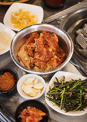 포토 JPG 음식 반찬 실내 마늘 생고기 사람없음 식당 닭고기 안주 쌈장 화로 부추무침 숯불구이 양념구이 숯불닭갈비 국내포토 그릇 채소 육류 내부 상점 양념 구이 무침 닭갈비 파일형식