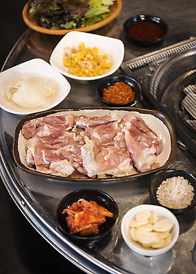 포토 JPG 음식 반찬 실내 마늘 생고기 사람없음 식당 닭고기 안주 소금 쌈장 화로 소금구이 숯불구이 숯불닭갈비 국내포토 그릇 채소 육류 내부 상점 양념 구이 닭갈비 파일형식