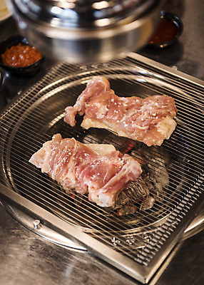 포토 JPG 음식 실내 생고기 사람없음 식당 닭고기 굽기 안주 화로 소금구이 숯불구이 숯불닭갈비 국내포토 그릇 육류 내부 상점 구이 닭갈비 파일형식