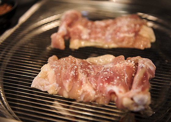 포토 JPG 음식 실내 생고기 근접촬영 사람없음 식당 닭고기 굽기 안주 화로 소금구이 숯불구이 숯불닭갈비 국내포토 그릇 뷰포인트 육류 내부 상점 구이 닭갈비 파일형식