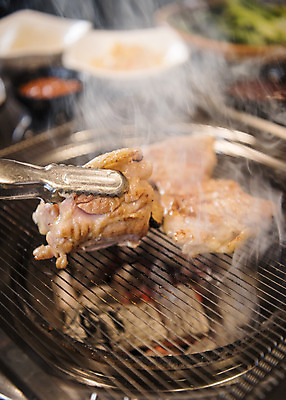 포토 JPG 음식 실내 집게 사람없음 식당 닭고기 연기 굽기 안주 화로 소금구이 숯불구이 숯불닭갈비 국내포토 그릇 육류 내부 상점 구이 닭갈비 파일형식