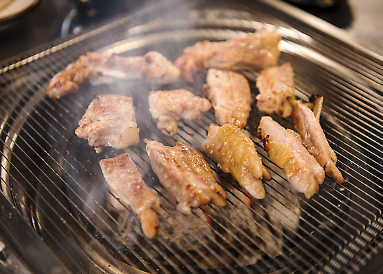 포토 JPG 음식 실내 사람없음 식당 닭고기 연기 굽기 안주 화로 소금구이 숯불구이 숯불닭갈비 국내포토 그릇 육류 내부 상점 구이 닭갈비 파일형식