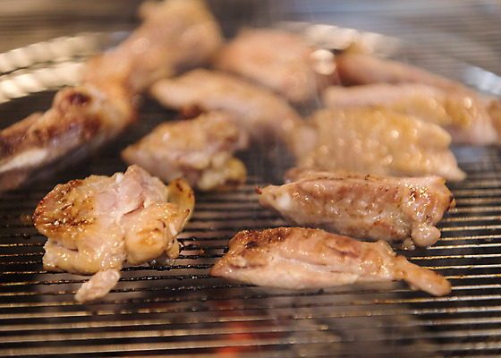 포토 JPG 음식 실내 근접촬영 사람없음 식당 닭고기 연기 굽기 안주 화로 소금구이 숯불구이 숯불닭갈비 국내포토 그릇 뷰포인트 육류 내부 상점 구이 닭갈비 파일형식