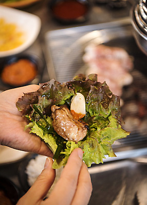 포토 JPG 손 음식 실내 마늘 들기 근접촬영 아웃포커스 신체부위 식당 닭고기 상추 굽기 안주 화로 상추쌈 소금구이 숯불구이 숯불닭갈비 국내포토 그릇 뷰포인트 채소 모션 촬영기법 육류 사람 내부 상점 구이 쌈 닭갈비 파일형식