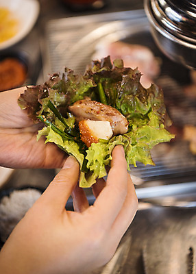 포토 JPG 손 음식 실내 마늘 들기 근접촬영 아웃포커스 신체부위 식당 닭고기 상추 굽기 안주 화로 상추쌈 소금구이 숯불구이 숯불닭갈비 국내포토 그릇 뷰포인트 채소 모션 촬영기법 육류 사람 내부 상점 구이 쌈 닭갈비 파일형식