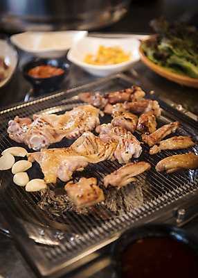 포토 JPG 음식 반찬 실내 마늘 사람없음 식당 닭고기 굽기 안주 화로 소금구이 숯불구이 숯불닭갈비 국내포토 그릇 채소 육류 내부 상점 구이 닭갈비 파일형식