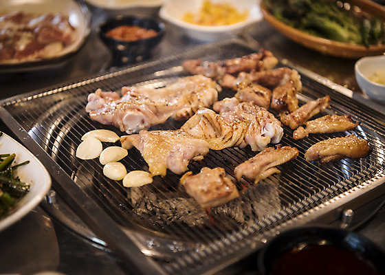 포토 JPG 음식 반찬 실내 마늘 사람없음 식당 닭고기 굽기 안주 화로 소금구이 숯불구이 숯불닭갈비 국내포토 그릇 채소 육류 내부 상점 구이 닭갈비 파일형식