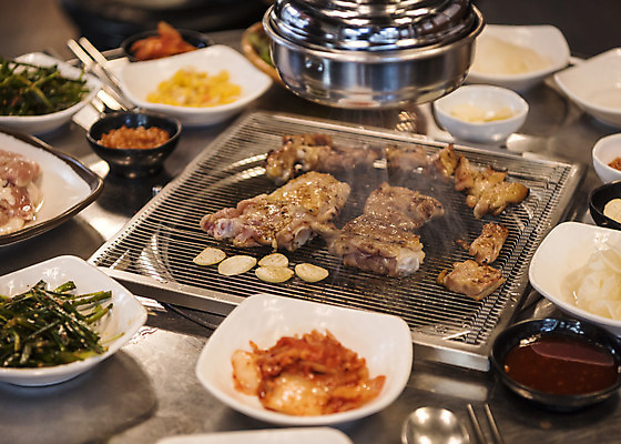 포토 JPG 음식 반찬 실내 마늘 사람없음 식당 닭고기 굽기 안주 화로 소금구이 숯불구이 숯불닭갈비 국내포토 그릇 채소 육류 내부 상점 구이 닭갈비 파일형식