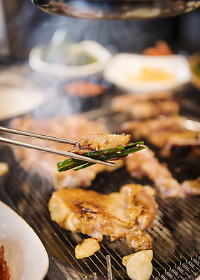 포토 JPG 음식 젓가락 반찬 실내 마늘 사람없음 아웃포커스 식당 닭고기 연기 굽기 안주 화로 부추무침 소금구이 숯불구이 숯불닭갈비 국내포토 그릇 채소 촬영기법 수저 육류 내부 상점 구이 무침 닭갈비 파일형식
