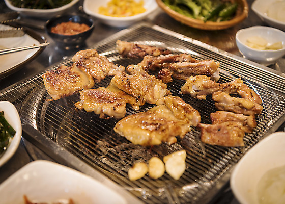 포토 JPG 음식 실내 사람없음 식당 닭고기 굽기 안주 화로 소금구이 숯불구이 숯불닭갈비 국내포토 그릇 육류 내부 상점 구이 닭갈비 파일형식