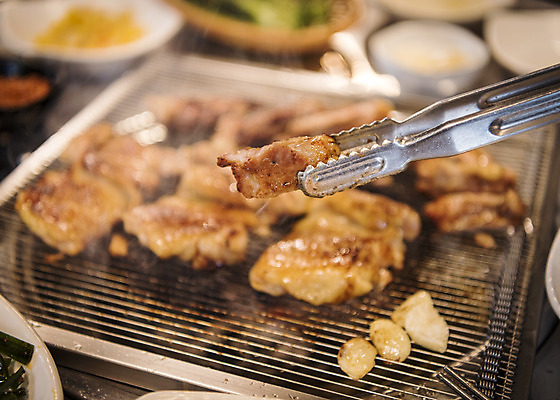 포토 JPG 음식 실내 집게 사람없음 아웃포커스 식당 닭고기 굽기 안주 화로 소금구이 숯불구이 숯불닭갈비 국내포토 그릇 촬영기법 육류 내부 상점 구이 닭갈비 파일형식