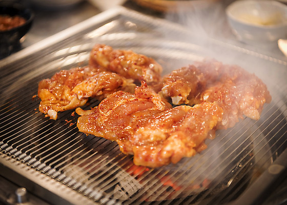 포토 JPG 음식 실내 사람없음 식당 닭고기 연기 굽기 안주 화로 숯불구이 양념구이 숯불닭갈비 국내포토 그릇 육류 내부 상점 구이 닭갈비 파일형식