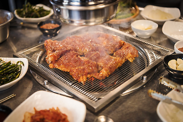 포토 JPG 음식 반찬 실내 사람없음 식당 닭고기 연기 굽기 안주 화로 숯불구이 양념구이 숯불닭갈비 국내포토 그릇 육류 내부 상점 구이 닭갈비 파일형식