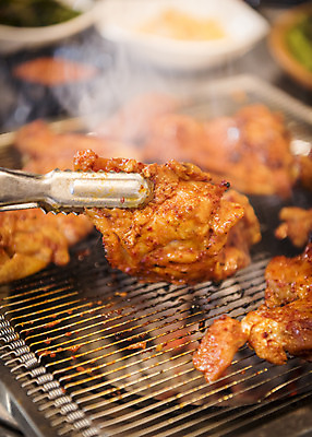 포토 JPG 음식 실내 집게 근접촬영 사람없음 아웃포커스 식당 닭고기 연기 굽기 안주 화로 숯불구이 양념구이 숯불닭갈비 국내포토 그릇 뷰포인트 촬영기법 육류 내부 상점 구이 닭갈비 파일형식