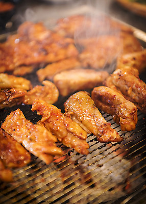 포토 JPG 음식 실내 근접촬영 사람없음 아웃포커스 식당 닭고기 연기 굽기 안주 화로 숯불구이 양념구이 숯불닭갈비 국내포토 그릇 뷰포인트 촬영기법 육류 내부 상점 구이 닭갈비 파일형식