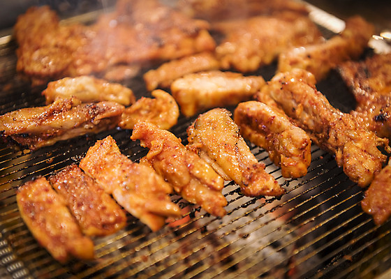 포토 JPG 음식 실내 근접촬영 사람없음 식당 닭고기 굽기 안주 화로 숯불구이 양념구이 숯불닭갈비 국내포토 그릇 뷰포인트 육류 내부 상점 구이 닭갈비 파일형식
