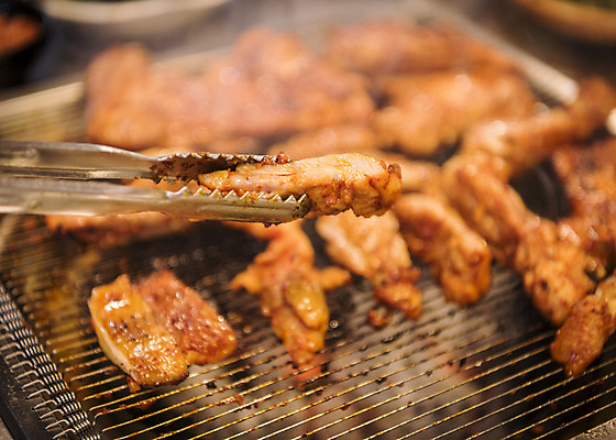 포토 JPG 음식 실내 집게 근접촬영 사람없음 아웃포커스 식당 닭고기 연기 굽기 안주 화로 숯불구이 양념구이 숯불닭갈비 국내포토 그릇 뷰포인트 촬영기법 육류 내부 상점 구이 닭갈비 파일형식