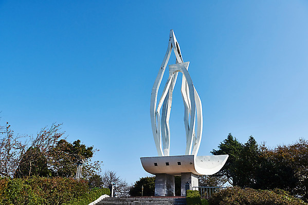 포토 JPG 주간 여행 하늘 풍경 사람없음 야외 관광지 조형물 탑 가을 국내여행 군산 월명공원 국내포토 자연요소 건축물 계절 공원 미술 전라북도 파일형식