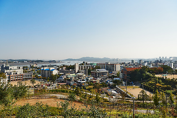 포토 JPG 주간 여행 하늘 풍경 사람없음 야외 건물 관광지 가을 국내여행 군산 월명공원 국내포토 자연요소 건축물 계절 공원 전라북도 파일형식