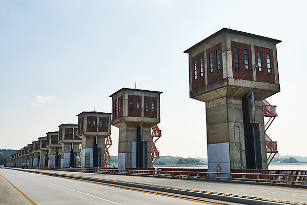 포토 JPG 주간 건축물 바다 여행 풍경 사람없음 야외 관광지 가을 국내여행 군산 금강갑문 국내포토 자연요소 계절 건축 다리_건축물 전라북도 파일형식