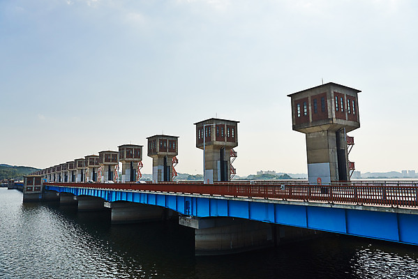 포토 JPG 주간 건축물 바다 여행 하늘 풍경 사람없음 야외 관광지 가을 국내여행 군산 금강갑문 국내포토 자연요소 계절 건축 다리_건축물 전라북도 파일형식