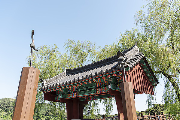 포토 JPG 주간 나무 한국전통 여행 한국건축 하늘 풍경 사람없음 야외 여름 관광지 솟대 명승지 의림지 제천 국내포토 자연요소 식물 전통 계절 건축 한국 저수지 충청북도 파일형식 제천10경