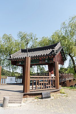 포토 JPG 주간 나무 한국전통 여행 한국건축 하늘 풍경 사람없음 야외 여름 관광지 솟대 명승지 의림지 제천 국내포토 자연요소 식물 전통 계절 건축 한국 저수지 충청북도 파일형식 제천10경