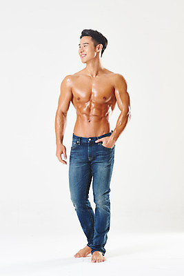 포토 JPG 스튜디오촬영 전신 응시 남자 다이어트 근육 실내 건강 한명 서기 미소 누끼 20대 성인 앞모습 캐주얼 헬스 한국인 청바지 보디빌딩 보디빌더 즐거움 흰배경 트레이너 주머니손 바디케어 복근 성인남자한명만 바디프로필 국내포토 1 시선 옷 감정 뷰포인트 백그라운드 바지 모션 표정 사람 동양인 청년 내부 운동 흰색 남자한명만 성인남자만 파일형식